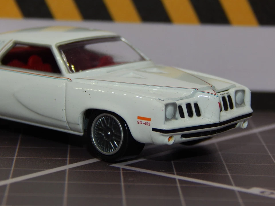 '73 1973 Pontiac Grand Am 400 HD V-8 White red interior 1/64 Diorama Model MINT - Image 3 of 4