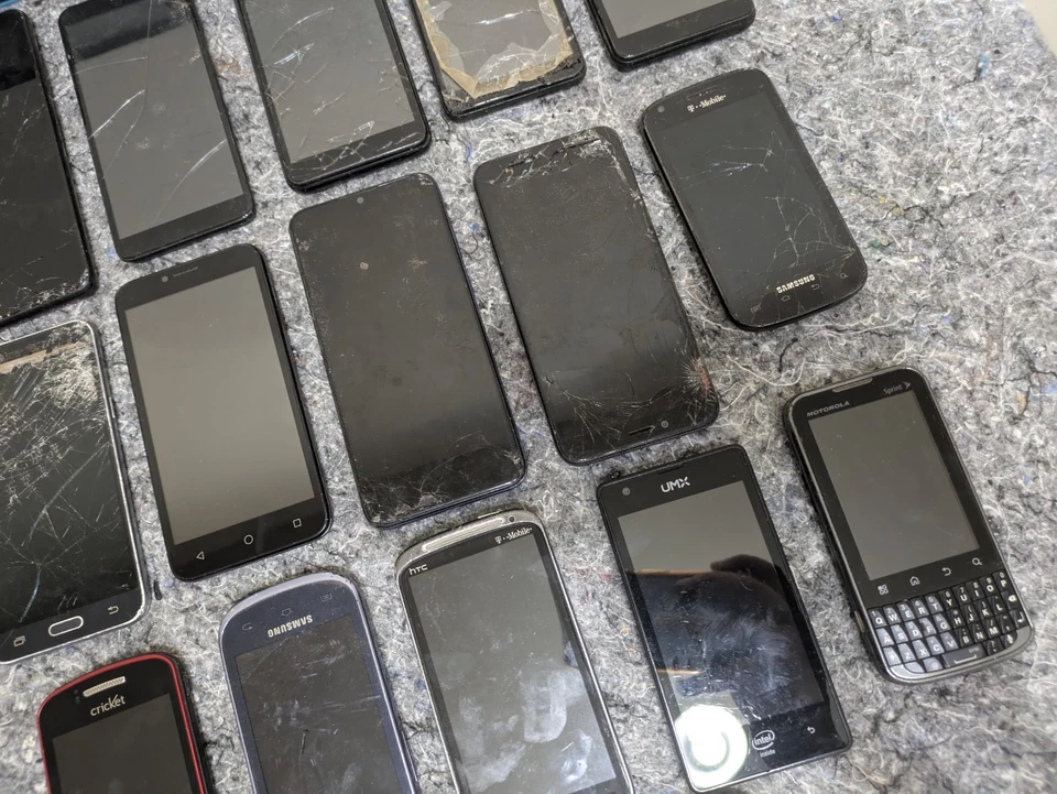 Cell Phone Lot PARTS REPAIR Bulk Bundle As-is Samsung Motorola HTC LG - 28 Piece - Image 4 of 4