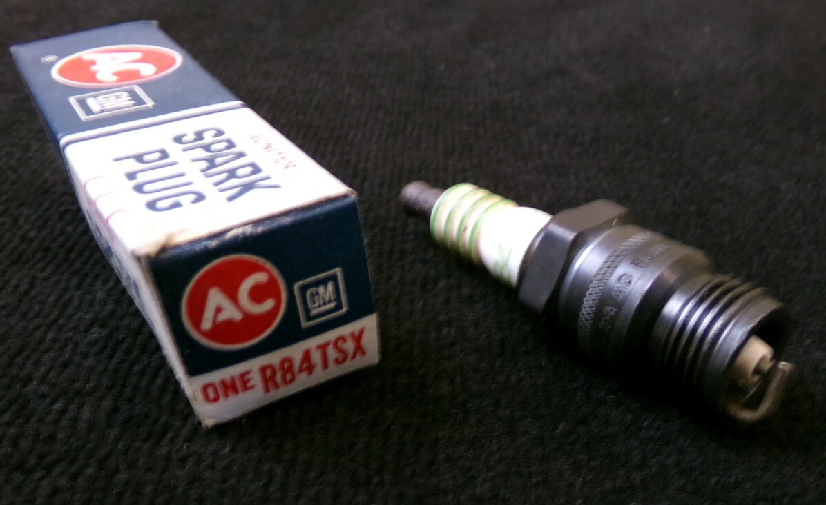 BOX OF 8 AC DELCO R84TSX SPARK PLUGS