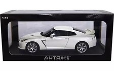 AutoArt 1/18 Nissan GT-R R35 White Pearl Millennium Model Car Used