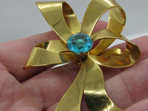 Vintage Large Polished Gold Tone Light Blue Rhinestone Bow Brooch Pin - Picture 6 of 7