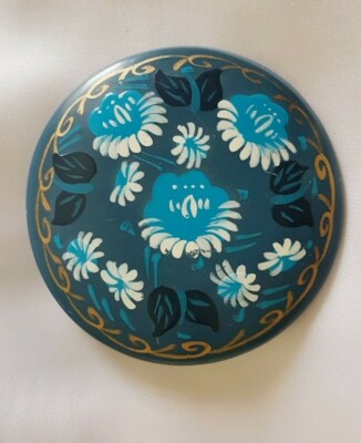 Brosche ~ handbemalt & lackiert ~ Blumen ~ Holz ~ blau & weiß & gold