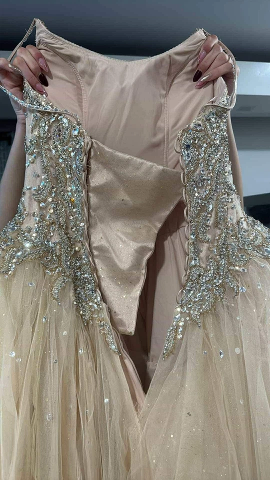 Vestido quinceañera color champán Foto 3 de 4