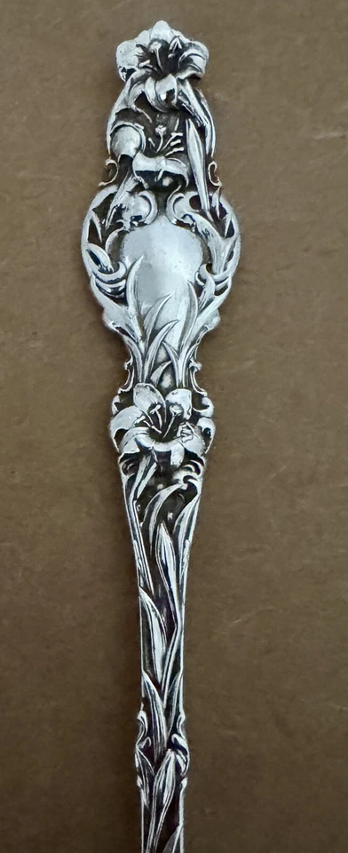 WHITING MFG LILY 5 5/8 英寸纯银稀有 2 TINE LEMON 服务 FORK 旧件 — 第 2/4 张图片