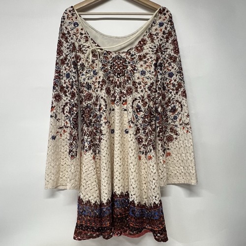 xhilaration Kleid Boho Style Häkelkleid kleine Blumen Glockenärmel - - Bild 4 von 5