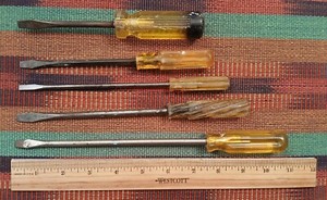 Vintage Unbranded Yellow Flat / Slotted Head Screwdrivers, Magnetic, Lot of 5