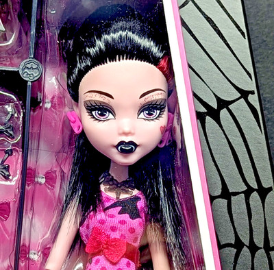2013 Monster High Draculaura Doll Draculocker Coffin Closet New Never Displayed
