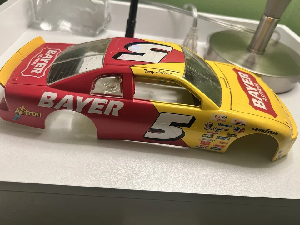RACING CHAMPIONS 1996 TERRY LABONTE #5 BAYER ASPIRIN CHEVROLET NASCAR 1:18 Shell - Image 2 of 4