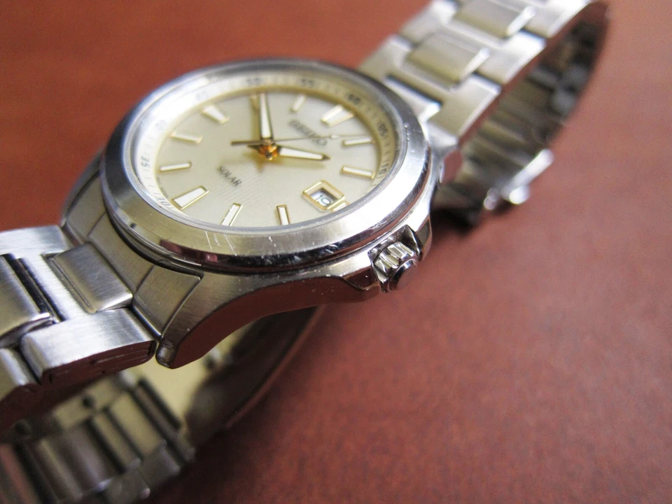 Reloj para hombre SEIKO V147-0AR0 solar de acero inoxidable con esfera champán (JDM) Foto 4 de 4