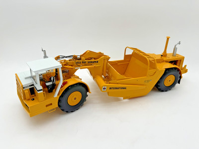 ConstructionPioneers International Harvester 20'' 433 DualEngine PayScraper 1:25