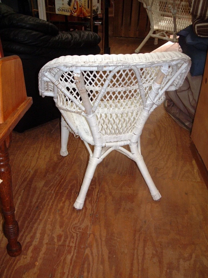 Silla vintage de vinilo de mimbre 34 X 30 X 26, BONITA Foto 2 de 4