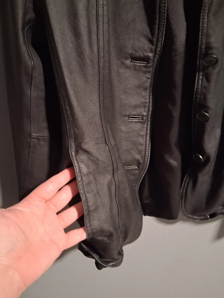 Jaqueta de Moto Alfani Couro Sintético Preta Feminina Tamanho Médio Motociclista Vintage Baddie - Imagem 4 de 4