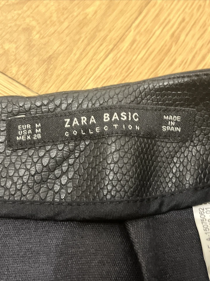 ZARA BLACK FAUX LEATHER MIDI PENCIL SNAKESKIN LOOK SKIRT SIZE EUR M / MEX 28 - Image 3 of 4