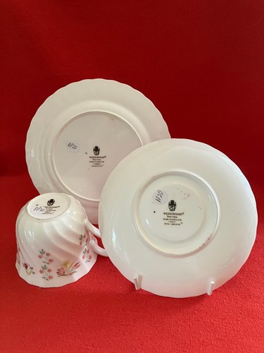 Vintage Wedgwood tea trio, mixed patterns "Charlotte" & "Pink Garland" - Picture 3 of 4