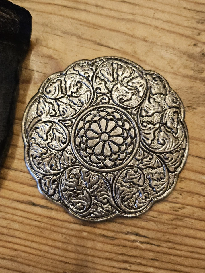 TWO'S COMPANY ANTIQUE SILVER FLOWER SCROLL 3" COMPACT Make-up PURSE MIRROR W Bag - Image 4 of 4