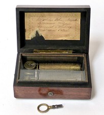 Walzenspieldose,Spieluhr im Holzkasten um 1910 4 Melodien,z. restaurieren antik