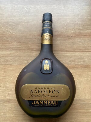 Biete eine Flasche Very Old Brandy NAPOLEON von JANNEAU 40%, 0,70L .Siehe Bilder