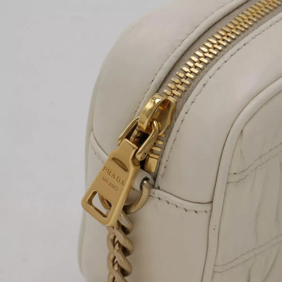 Bolso de hombro Prada con solapa de cadena napa Gaufre pequeño (blanco) Foto 4 de 4