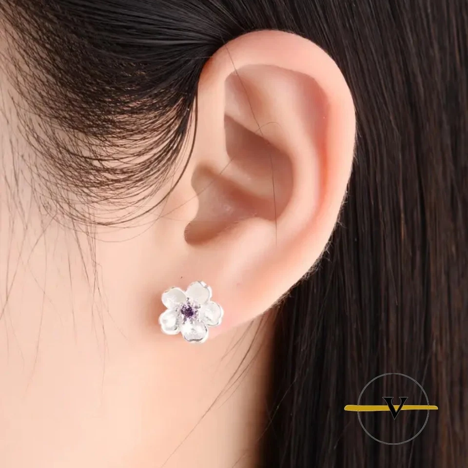 ORECCHINI DONNA A FIORE CON ZIRCONE VIOLA DI 1 CM IN ARGENTO 925 RODIATO - Immagine 2 di 4