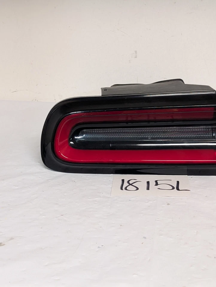 Задний внешний задний фонарь в сборе левый для Dodge Challenger 2015-23 годов выпуска 68403955AC от оригинального производителя - Изображение 2 из 4
