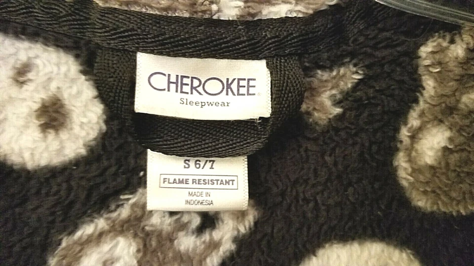 BATA POLAR CON CAPUCHA para niños talla 6/7 pequeña CHEROKEE negra calaveras huesos ropa de dormir Foto 2 de 4