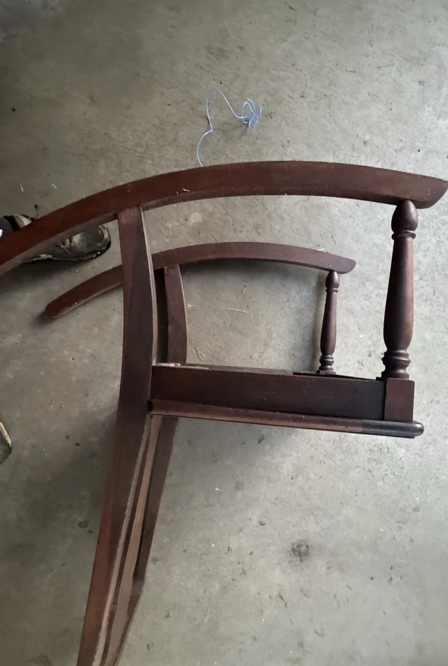 Mecedora antigua Atlas Furniture Co para niños de nogal americano y mimbre. Foto 3 de 4