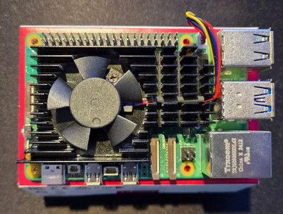 Raspberry Pi mit Netzteil, Gehäuse, NVME-SSD Shield und installiertem Lüfter