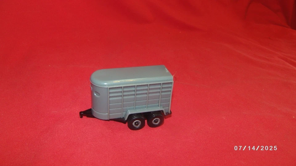 NEW Ertl 1/64 1:64 Collect N Play 2.75 inch Gray Horse Trailer NEW with Tag - Image 2 of 2