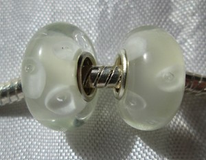 LOT DE 3 PERLES RONDELLES CHARMS DONUT VERRE BLANC JAUNE VERT METAL ARGENTE D703