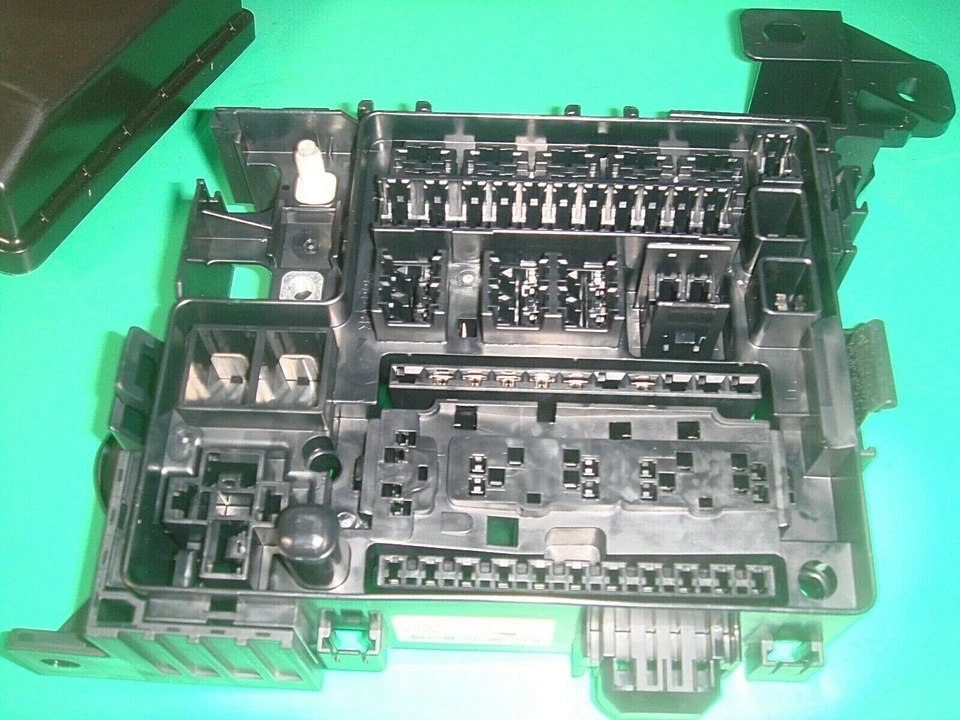 Chrysler Power Distribution Center Relay Box MR588530 Fits Sebring Stratus  D4 - Image 2 of 4