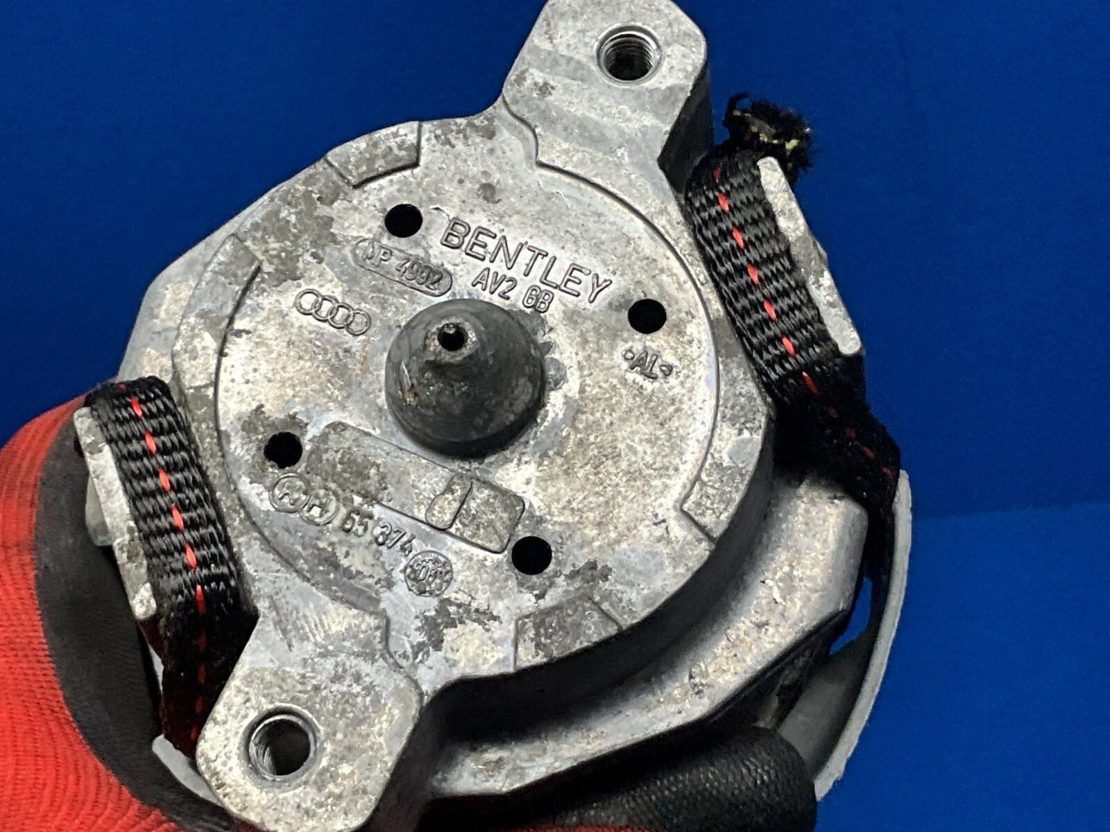 2006-2010 BENTLEY CONTINENTAL GTC 6.0L ENGINE MOTOR LEFT SIDE MOUNT BRACKET OEM