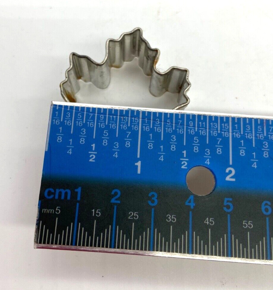 R&M International Maple Leaf Cookie Cutters 5 Assorted Sizes in Orig Tin 2002