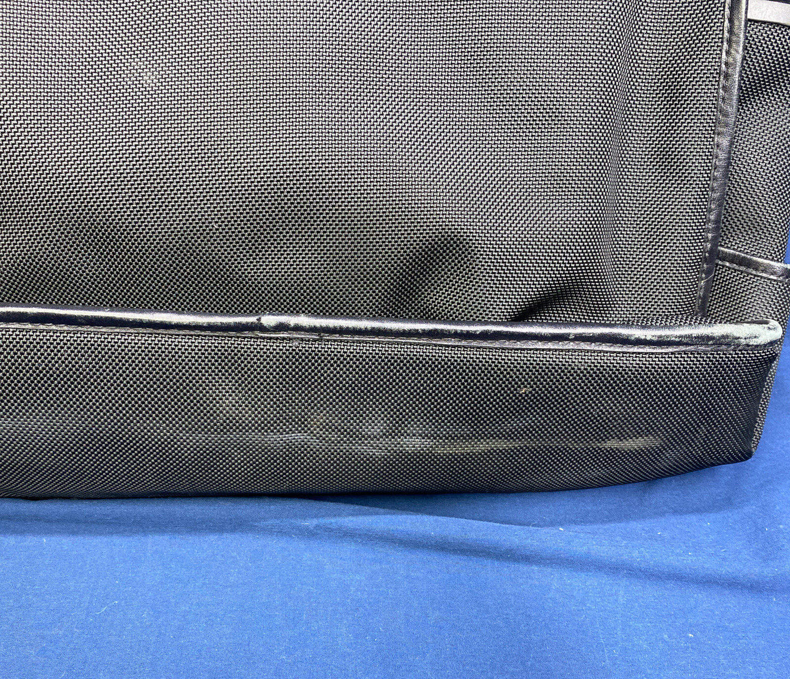 TUMI Black Nylon Shoulder Messenger Bag Soft Briefcase w Red Interior