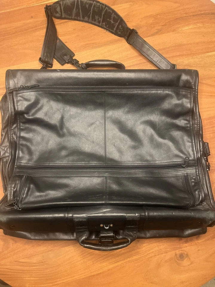Bolso de ropa colgante plegable de cuero Tumi. Cuero negro suave.  "Equipaje 24"""  Foto 2 de 4