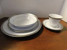 REALLY NICE--NORITAKE QUEENS PLATINUM 5 PCS SETTING DINNER & SALAD PLATE, SOUP B