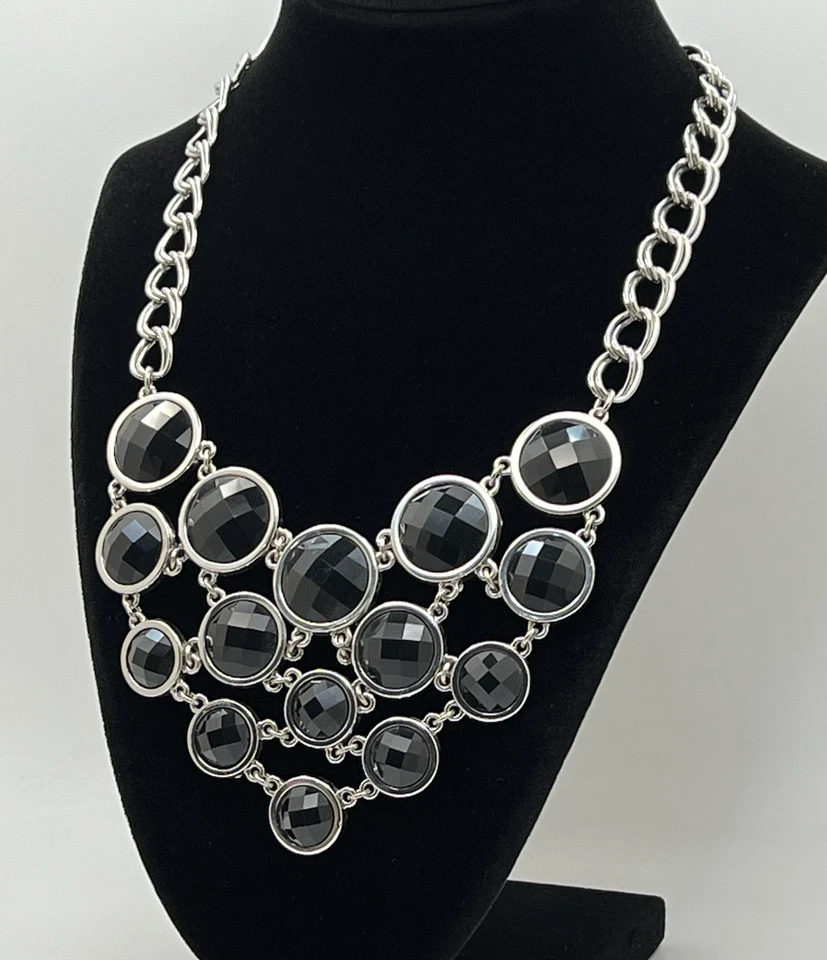 Collar Babero Lia Sophia “KEKU” Negro Facetado Estrás Tono Plata Foto 2 de 4