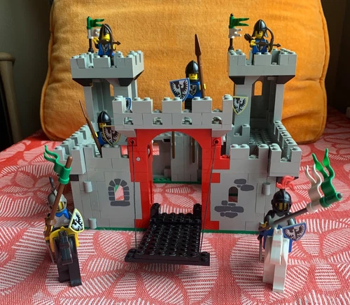 LEGOLAND classic (6073) black falcon knights castle 100% w/  minifigures 1984