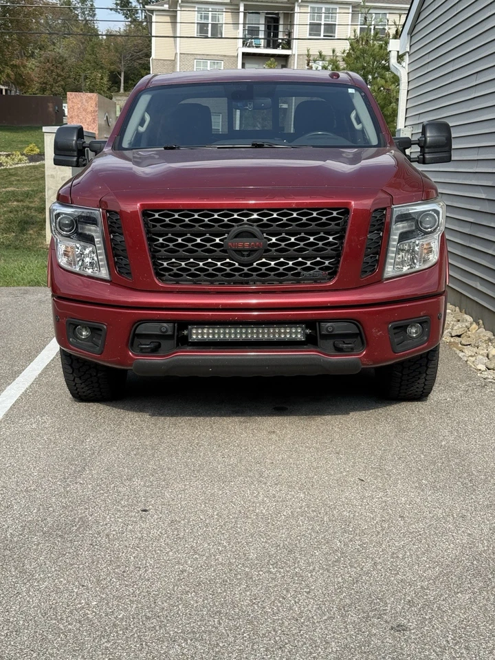 Nissan Titan 2016-2019 montaje de barra de luz flotante sin taladro Foto 2 de 4