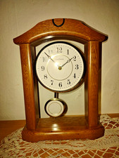 Pallas Tischuhr mit Pendel und Hermle Quartz Uhrwerk