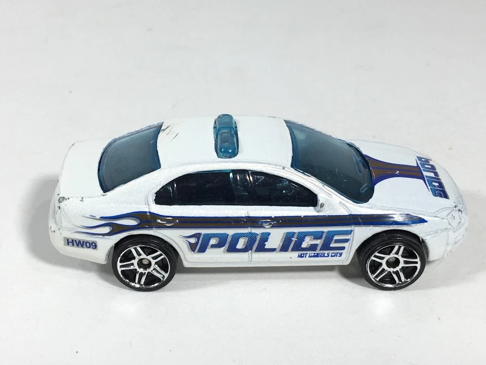Hot Wheels 2009 Ford Fusion Police Car Pearl White HW City Works Series Malaysia - Image 2 of 4