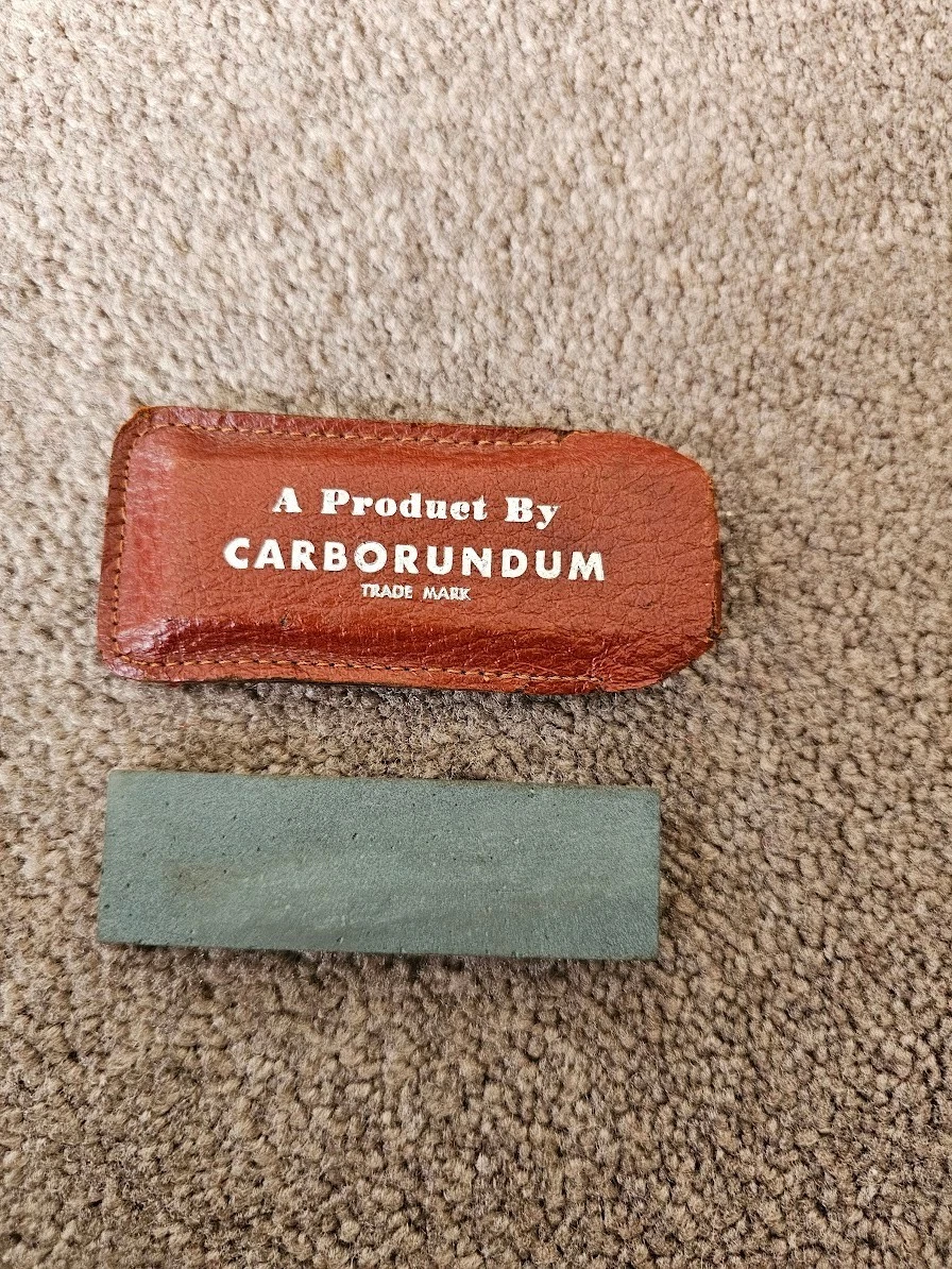VINTAGE CARBORUNDUM KNIFE SHARPENING STONE WITH CASE MADE IN USA