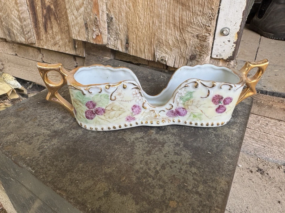 SOPORTE CUCHARA PORCELANA BLANCA ÉPOCA VICTORIANA con ASAS DORADAS Y LADOS PINTADOS FLORAL Foto 2 de 2