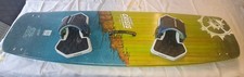 Slingshot Crisis Kiteboard 141X41 & Slingshot Dually Footstraps 2017 - kitesurf