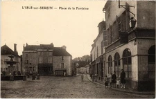 CPA L'Isle-sur-Serein Place de la Fontaine FRANCE (1451527)