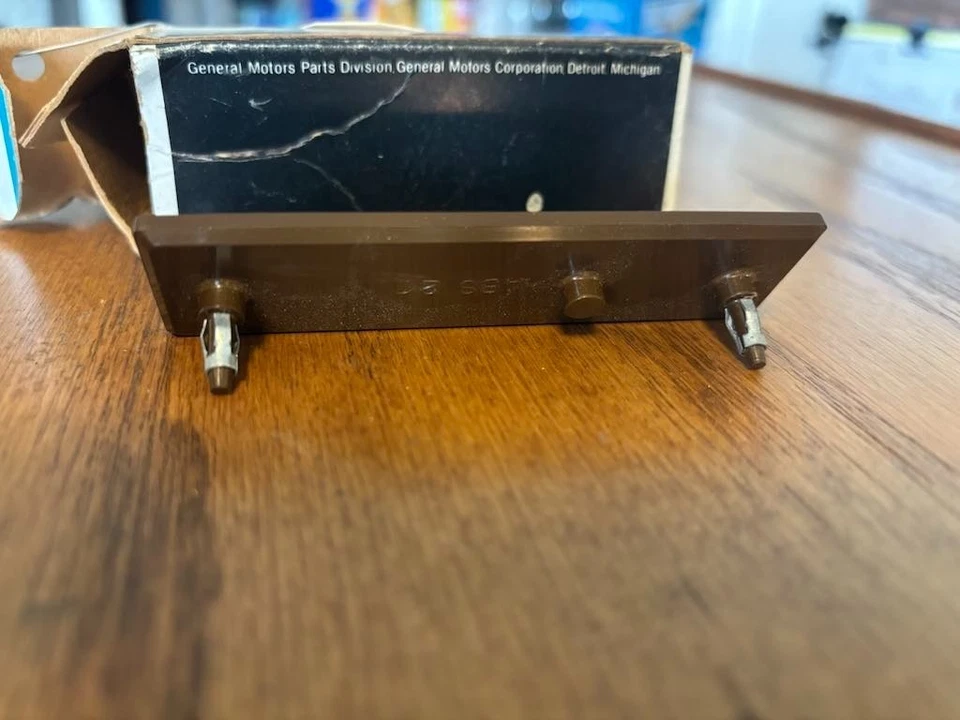 1987-1993 Cadillac Deville Glove Box Emblem OEM NOS PN#1632629 NEW! - Image 4 of 4