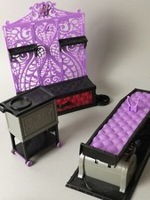 Mattel Monster High Sargliege Liege Schrankwand Regal lila schwarz 