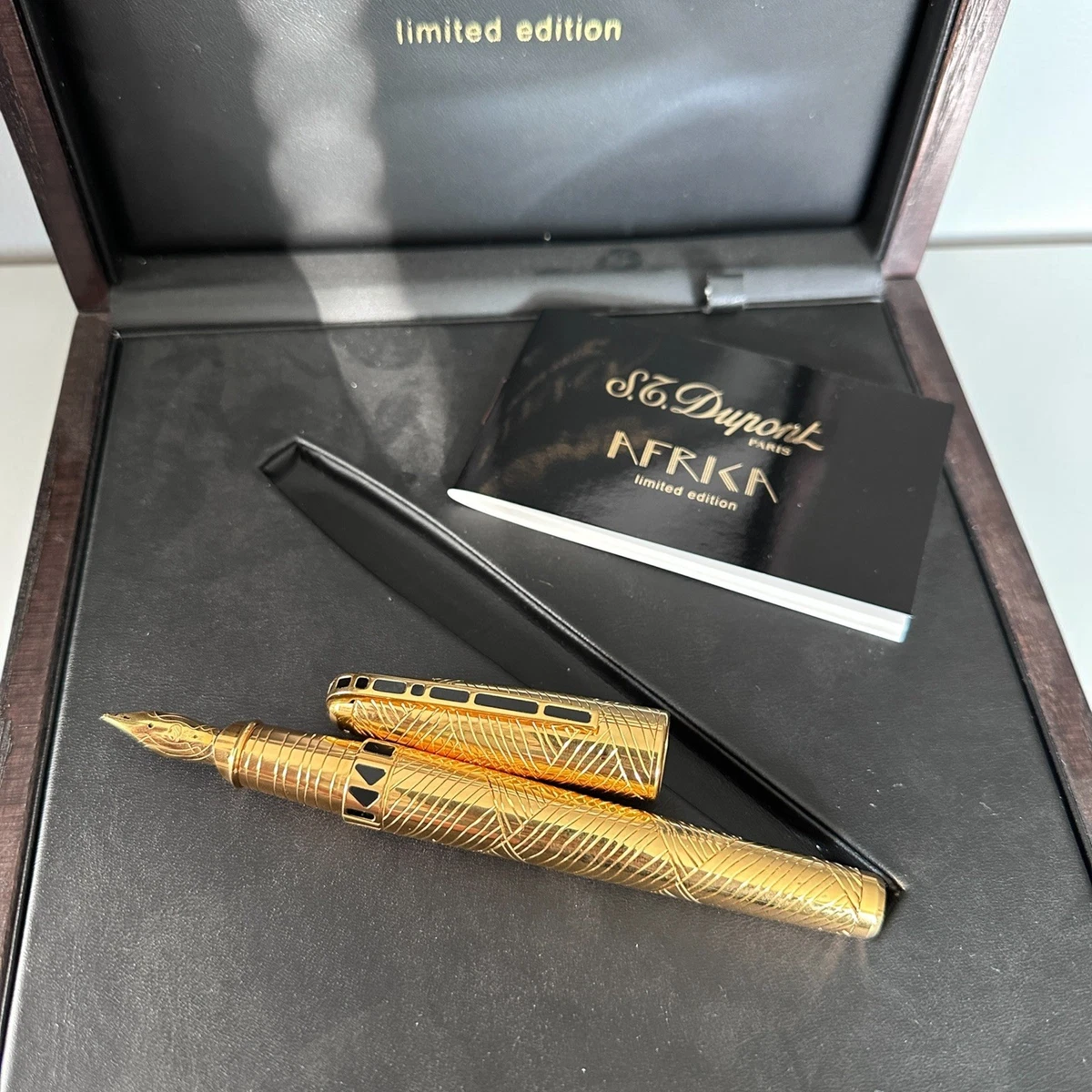 Gold, 18K Nib Medium (M) Nib Collectible S.T. Dupont Fountain Pens