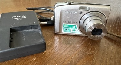 Fujifilm FinePix F50 SE 12.0MP Digital Camera Battery Memory Card Charger WORKS