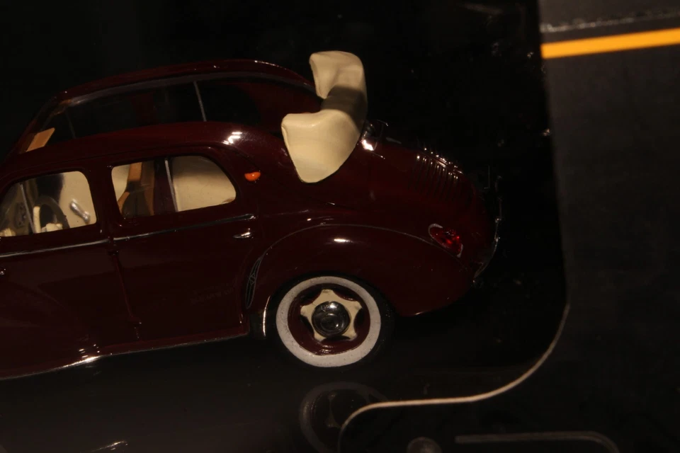 Renault 4CV Modelos IXO 1955 con techo corredizo, escala 1/43 en caja Foto 4 de 4