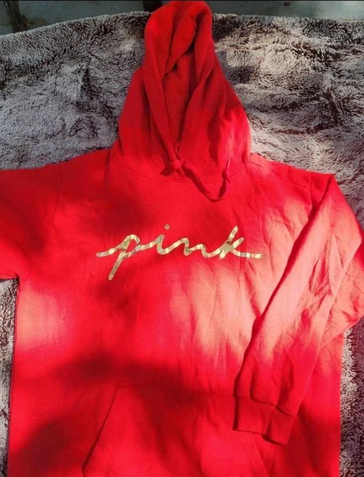 Juego de 3 piezas de logotipo Victoria's Secret rosa rojo y dorado sin escritura. Talla XL. Foto 3 de 4